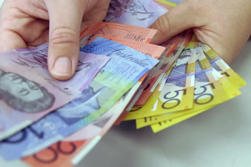 Australian banknotes are being counted in Canberra, Australia, May 1, 2009. (Image via AP)