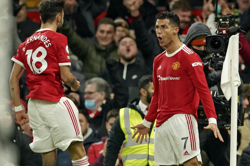 Ronaldo scores two, Man United beat Arsenal