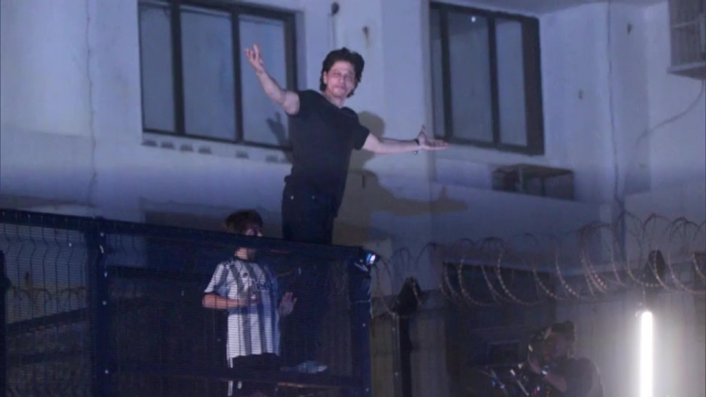 Kajol Reveals How Shah Rukh Khan Got A Frozen Shoulder While Shooting DDLJ,  'Mujhe Itna Bura Laga'