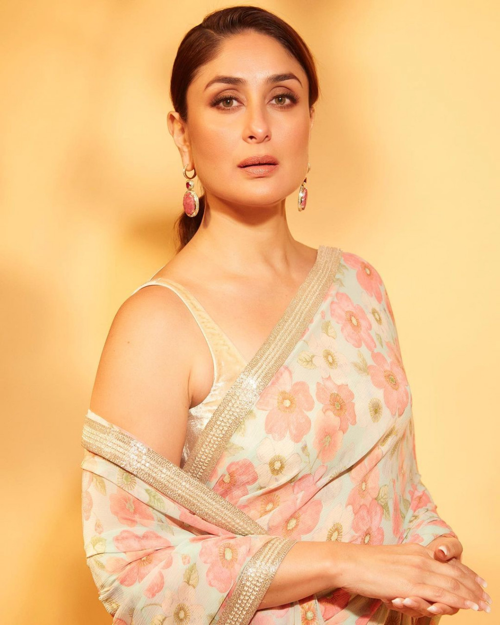 Pregnant Kareena Kapoor Khan Shoots For A Commercial In A Stunning  Champagne Rose Gold Shimmering Number