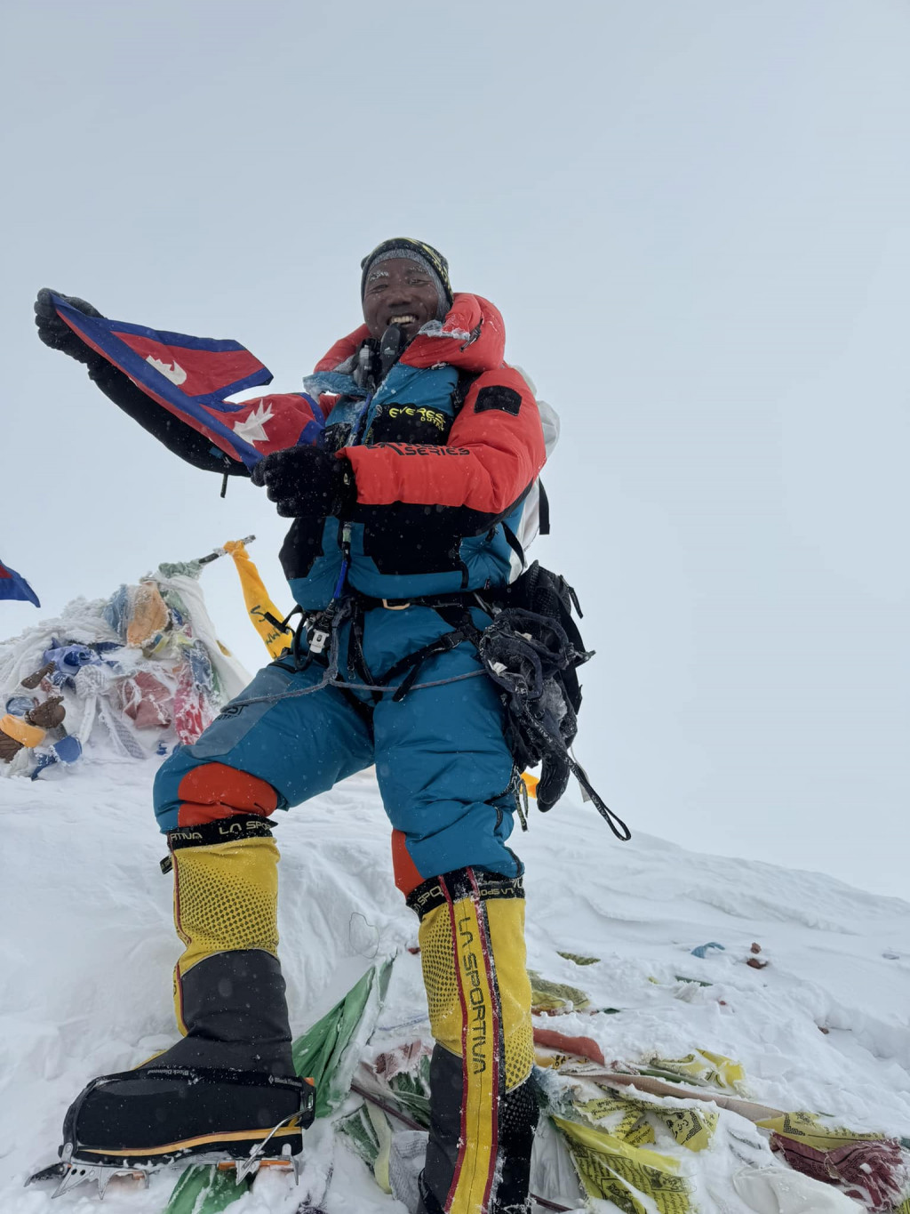 World record holder Summitter Kamirita Sherpa returns to basecamp ...