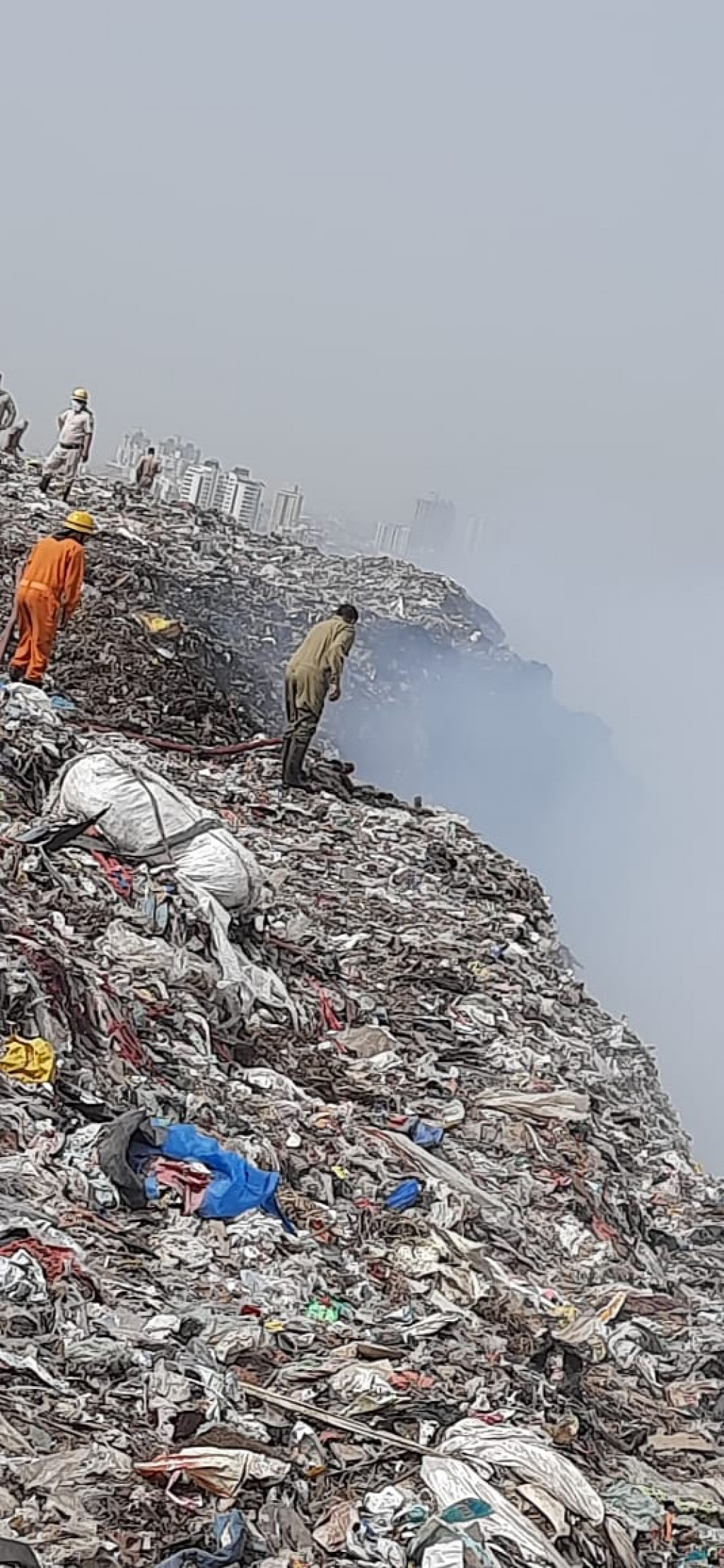 UP: Fire Breaks Out At Ghazipur Landfill Site | Nepalnews