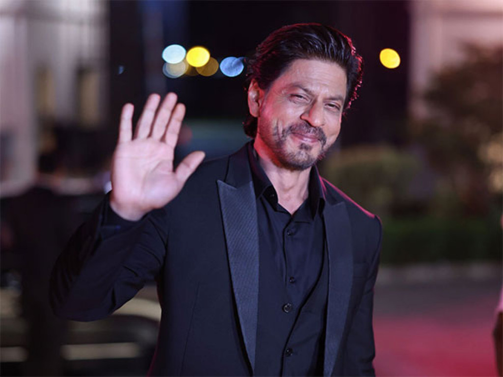 Shah Rukh Khan fans left in awe as the Pathaan star's total outfit
