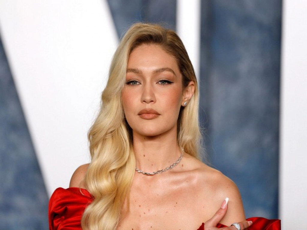 Gigi Hadid Looks Summer Chic While Posing with Her 'V' Cover!: Photo  4112704 | Gigi Hadid Photos | Just Jared: Entertainment News