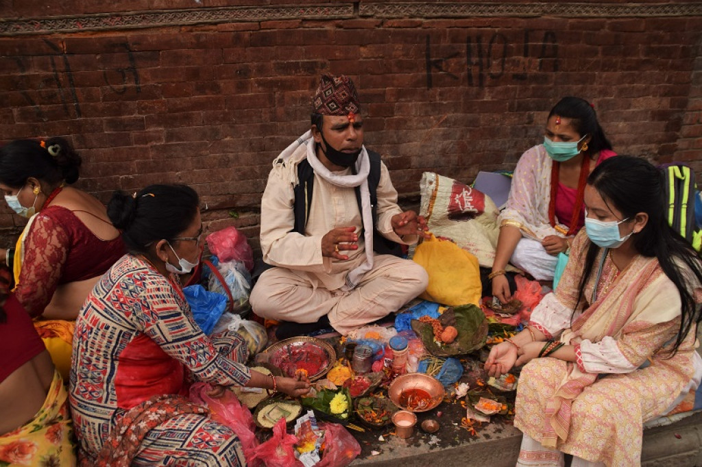 In Pictures Devotees Throng Pashupatinath Temple Amid Pandemic Nepalnews