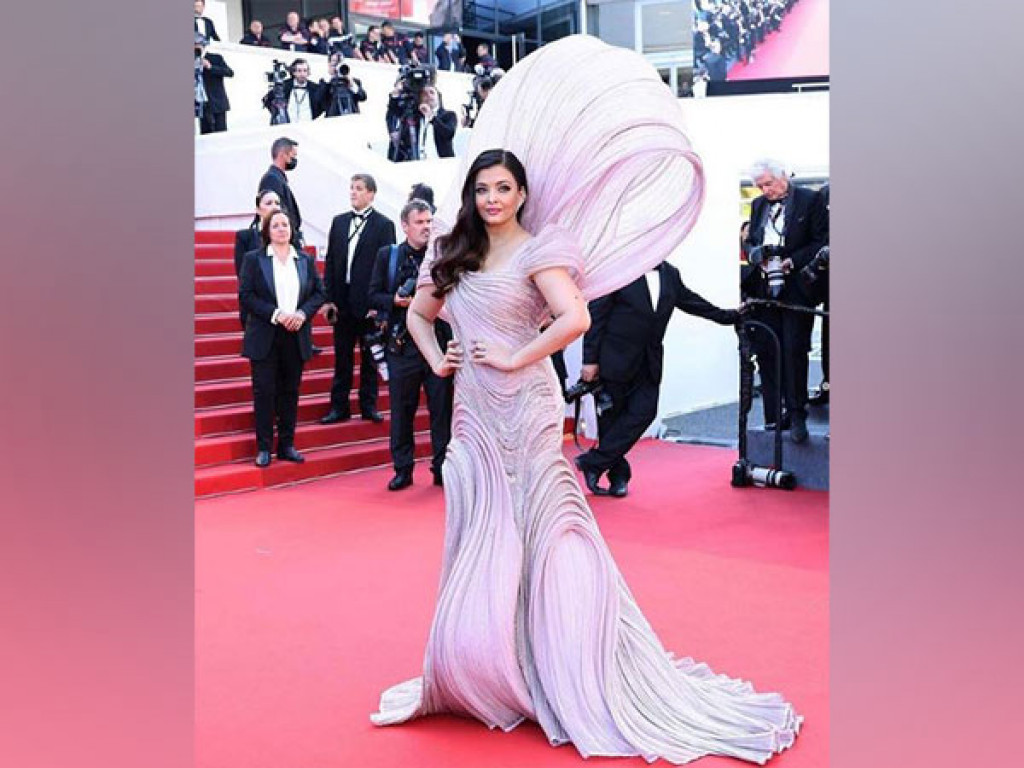 Aishwarya Rai Has a Cinderella Moment at Cannes Film Festival: Photo  3901579 | 2017 Cannes Film Festival, Aishwarya Rai Photos | Just Jared:  Entertainment News